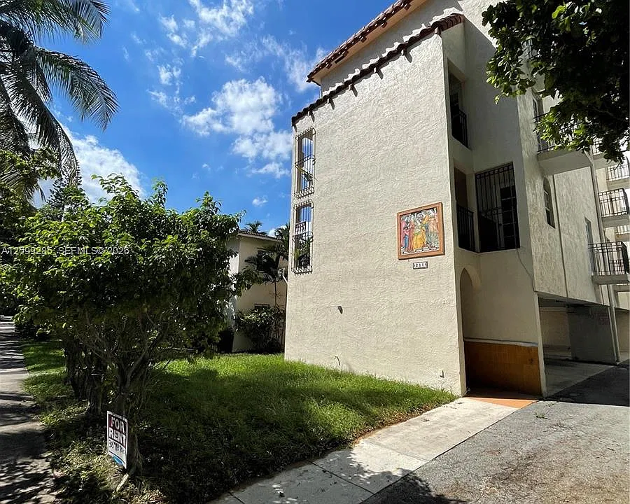 211 Sidonia Ave #1
