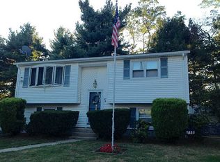 5 Oakridge Ct, Warwick, RI 02886