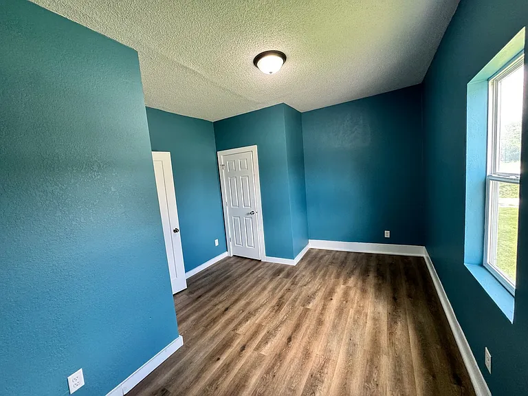 621 7th Ave — Photo 2