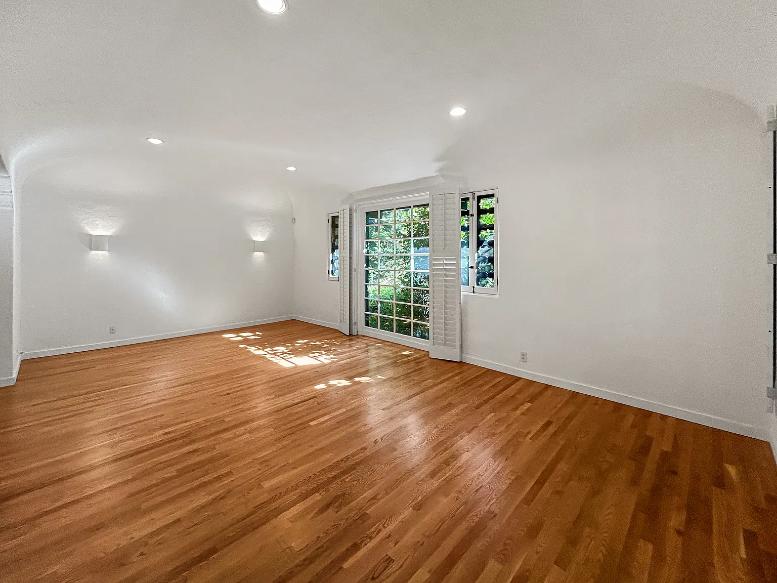 1 bed, 1050 sqft, $4,045 — Photo 4