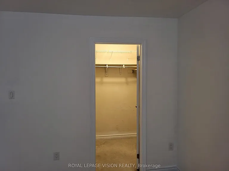 715 Agnew Cres #UPPER — Photo 25