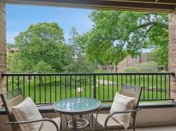 2240 Midland Grove Rd APT 201, Roseville, MN 55113