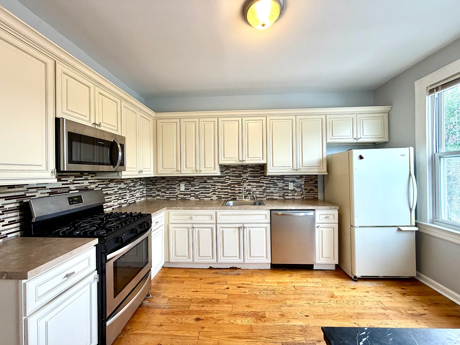4 bed, 1200 sqft, $2,600 — Photo 2