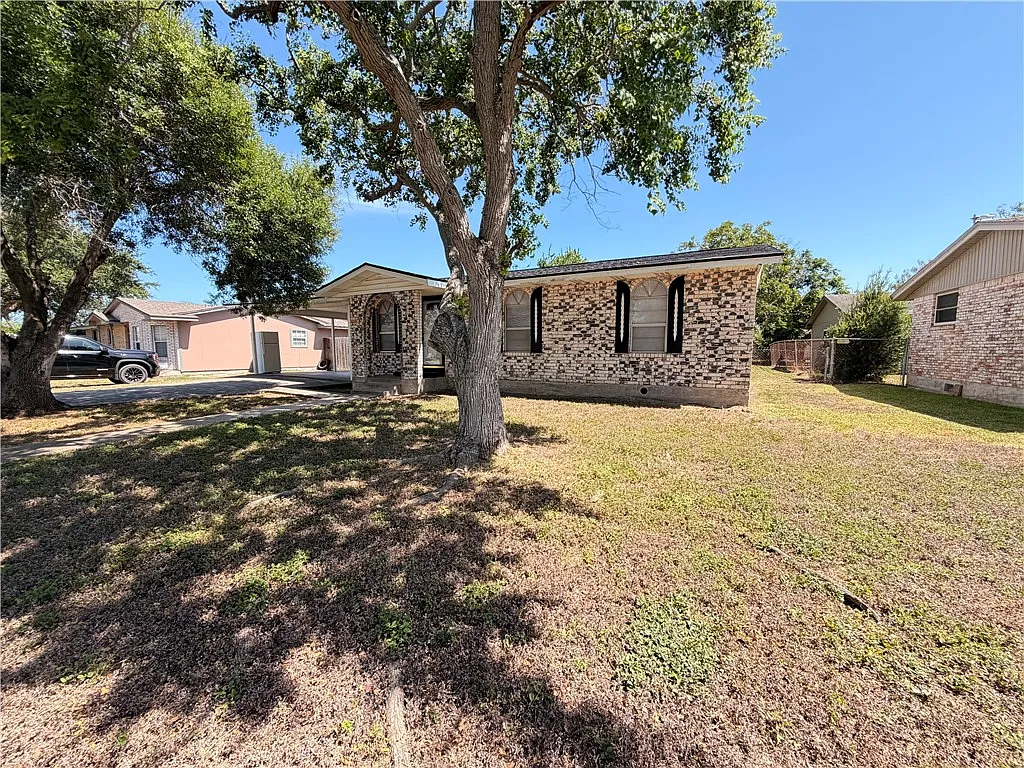 3 bed, 1.0 bath, 925 sqft, $1,600 — Photo 3