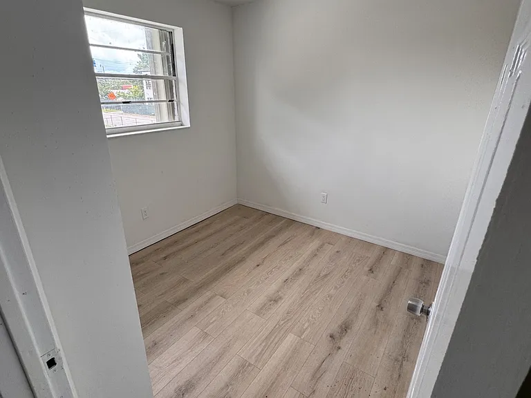 200 SW 20th Ave #2 — Photo 4