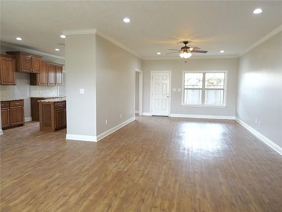 5th image of 809 Hilma St