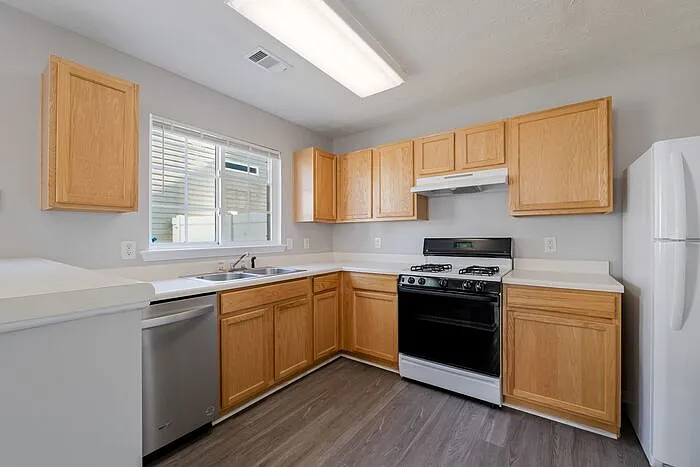 641 W Oaks Dr — Photo 9