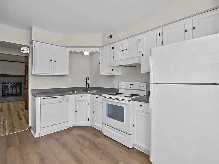 807 Foxmoore Ct — Photo 3