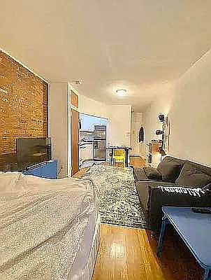 5th image of 1819 2nd Ave #2R