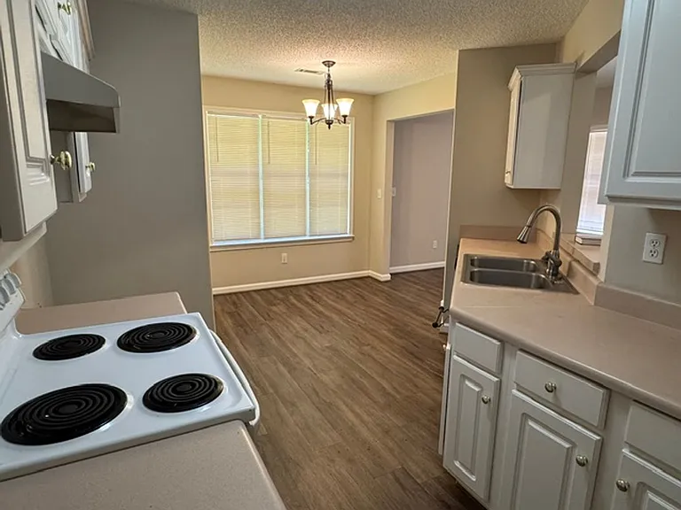 102 Woodstream Trl — Photo 6