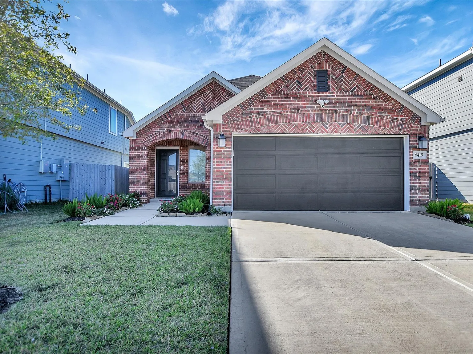 3 bed, 2.0 bath, 1570 sqft, $2,000 — Photo 2