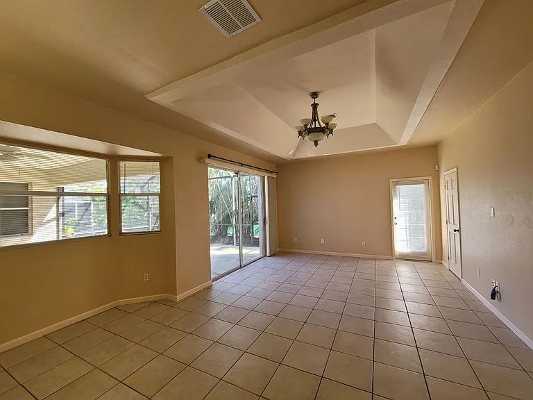 3323 SW 27th Pl — Photo 6