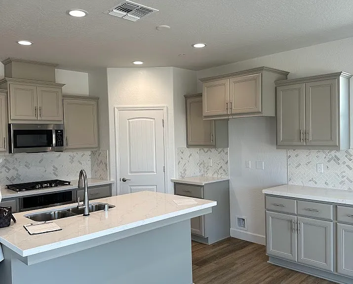 311 S Peters Rd — Photo 2