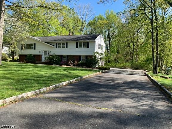 2nd image of 8 Dogwood Cir