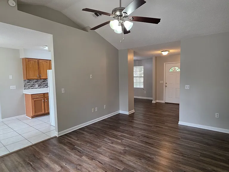 304 Woodbury Ln — Photo 5