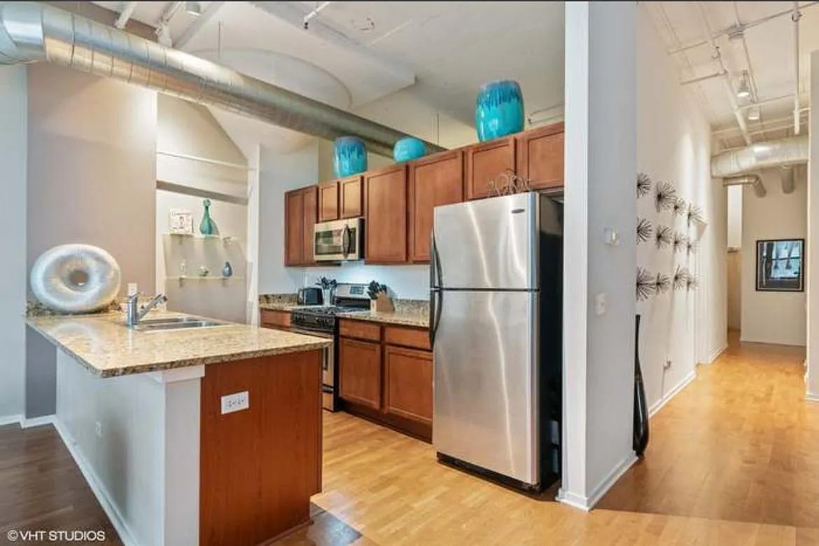 Building Photo - 2323 W Pershing Rd #331