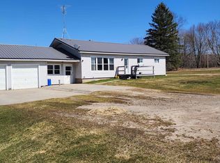 511 E Gilbert St, Leroy, MI 49655