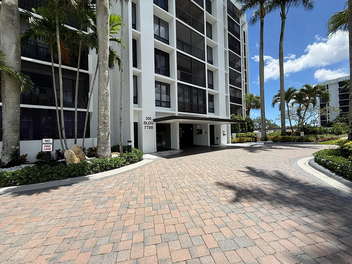Building Photo - 7738 Lakeside Blvd #373