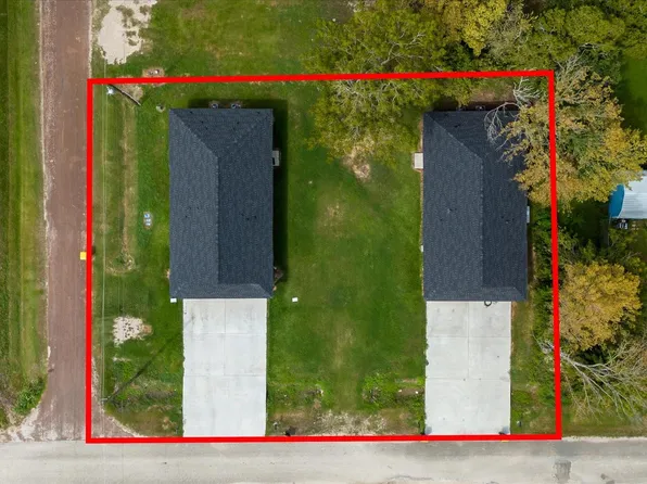 609 Canal St, Anahuac, TX 77514