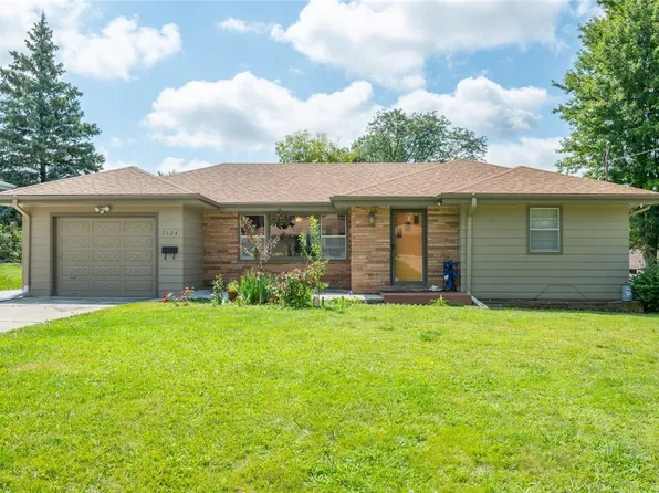 7124 Sunrise Blvd, Windsor Heights, IA 50324