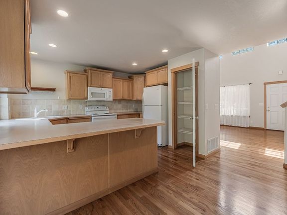 5th image of 1459 W Yaquina Dr
