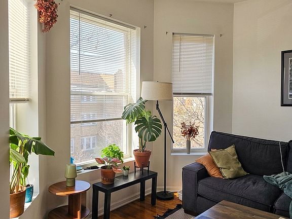 3rd image of 1329 N Artesian Ave APT 3