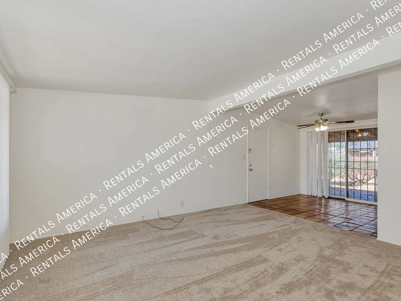 Cute 3 bedroom/2 bath with huge yard! — Photo 4