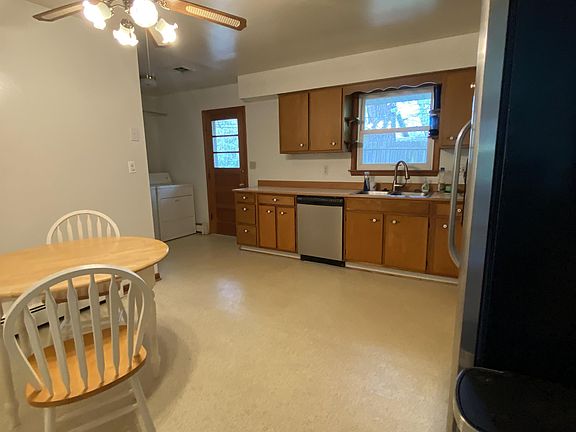 5th image of 1304 W Maple St