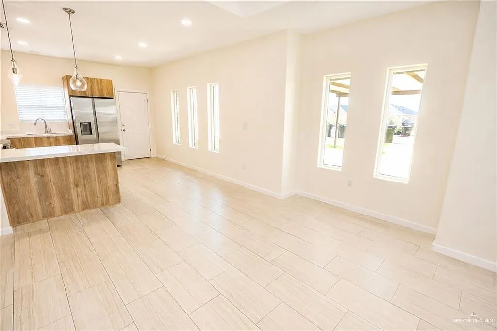 2 bed, 2.0 bath, 4172 sqft, $1,000 — Photo 4