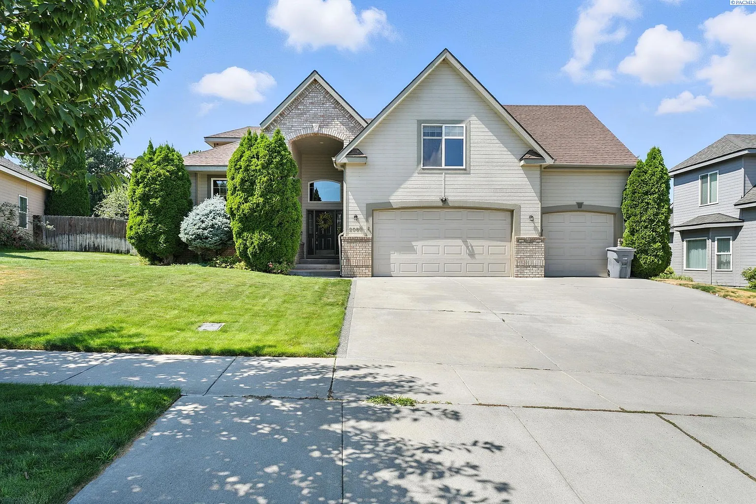 2060 Newhaven Loop photo 1