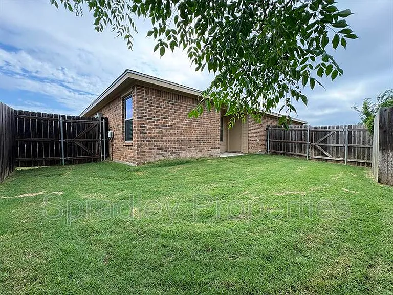 829 Laila Ln — Photo 11