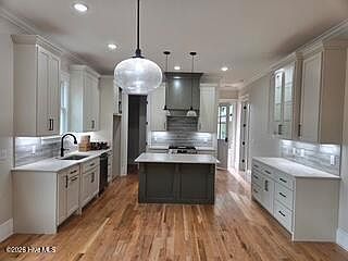 3rd image of 305 Meridian Avenue
