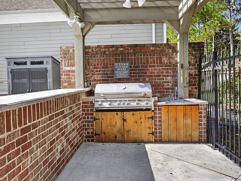 Charleston Apartment Homes — Photo 32