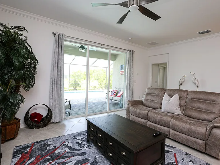 2155 Hamlin St — Photo 49