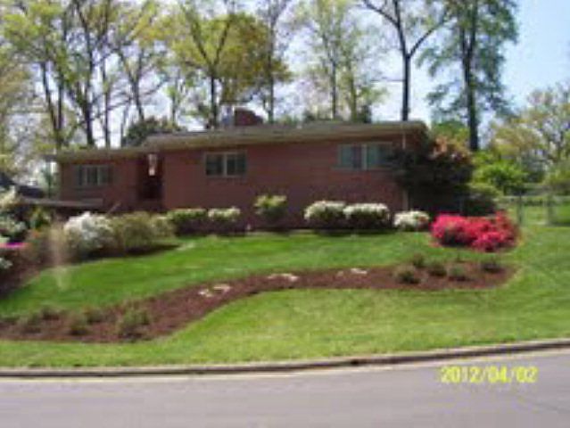 1st image of 219 Oakwood Cir