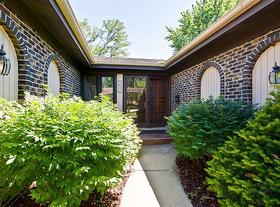 2nd image of 1201 E Carpenter Dr