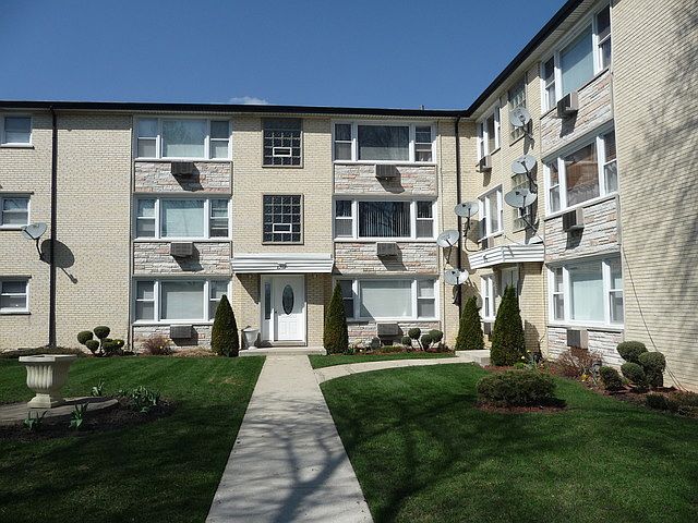 1st image of 8712 W Berwyn Ave Unit 3E