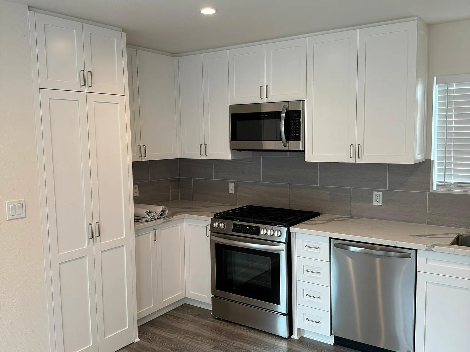 3 bed, 890 sqft, $3,347 — Photo 3