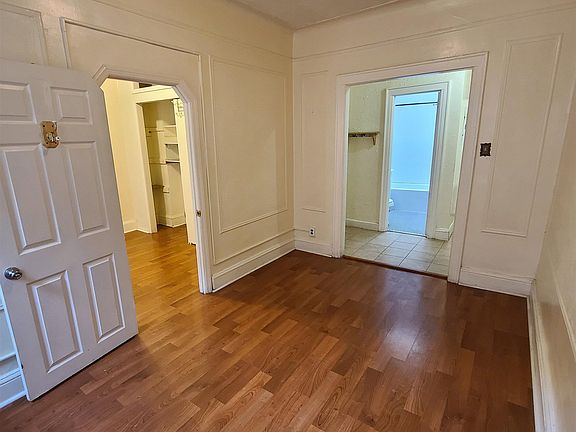 3rd image of 207A Mallory Ave #2R