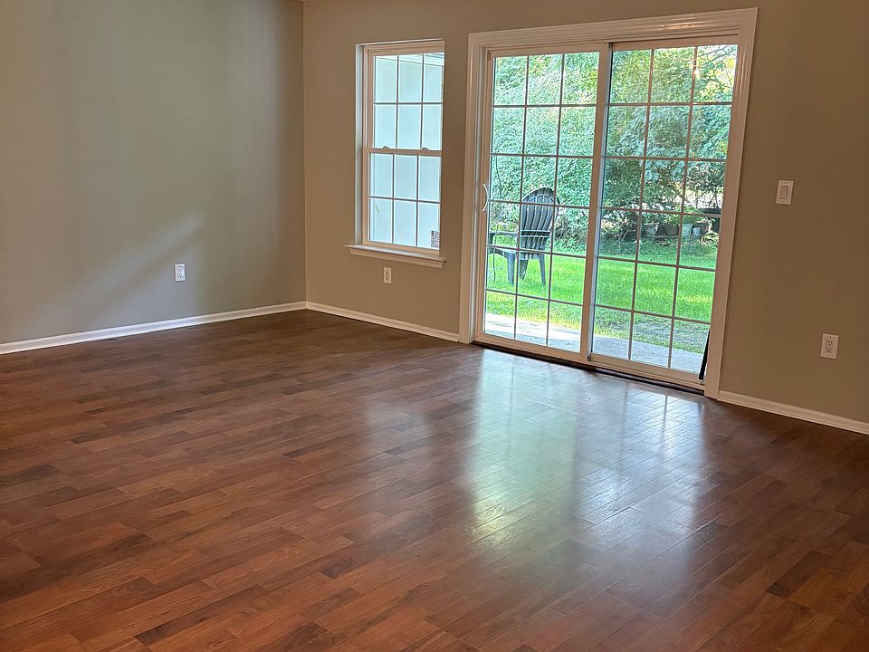 1st image of 19 Hackamore Ct