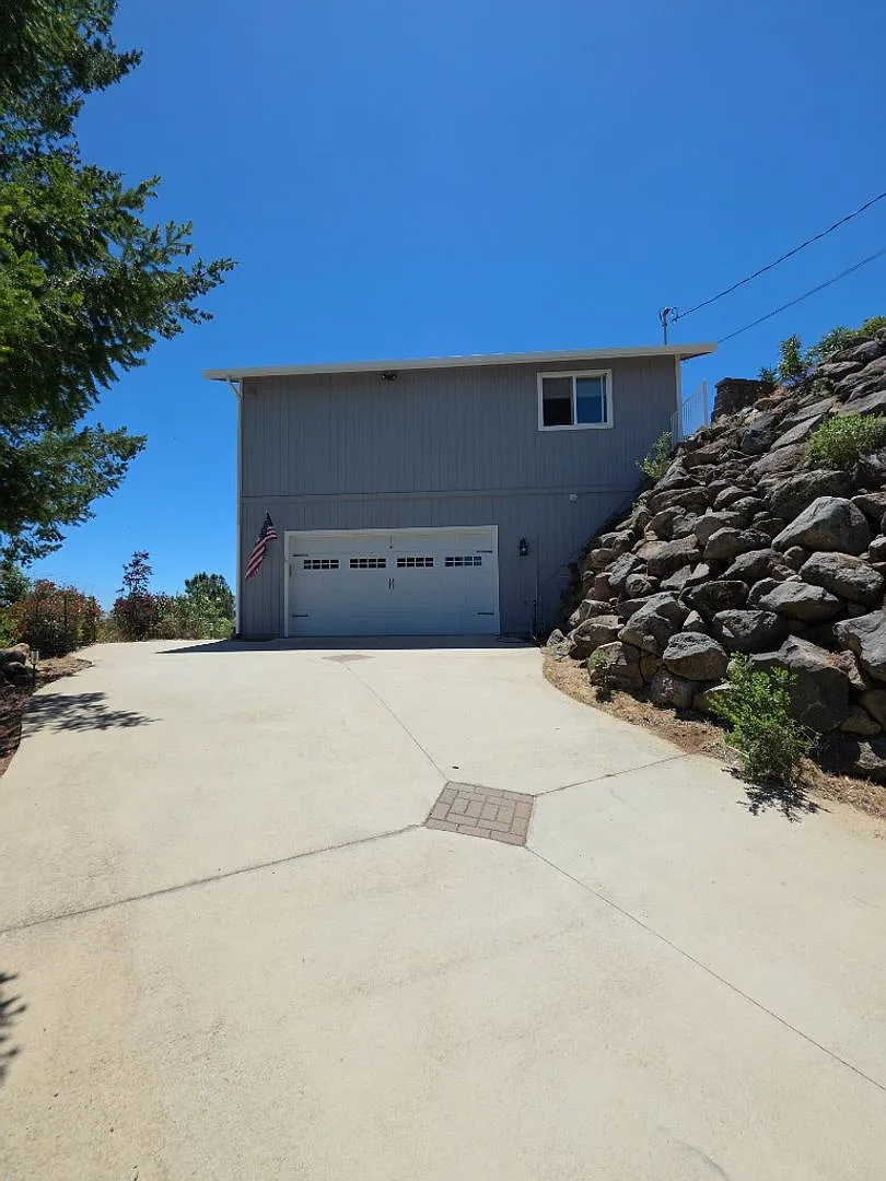 Stunning Lake Views in Riviera West — Photo 2