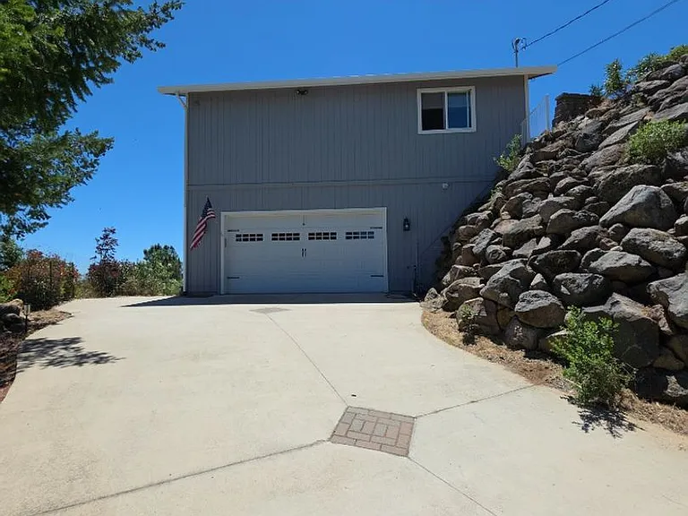 8115 Mountain Crest Dr — Photo 2