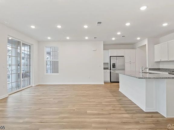 5th image of 735 Station Rd #1