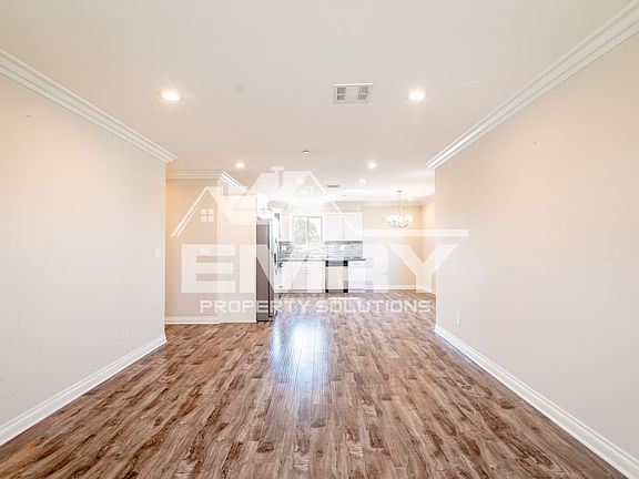 4th image of 424 W 111th Pl