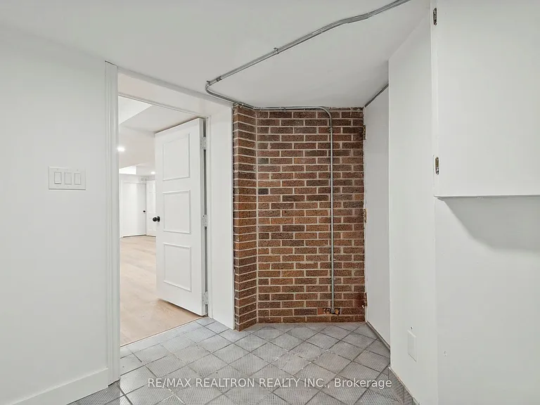 6 Woodvale Cres #LOWER — Photo 19