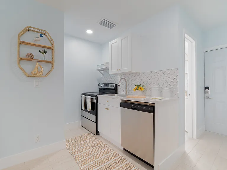 1332 Longwood St #2 — Photo 15