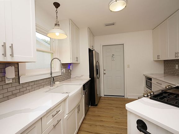 3rd image of 128 Midland Ct