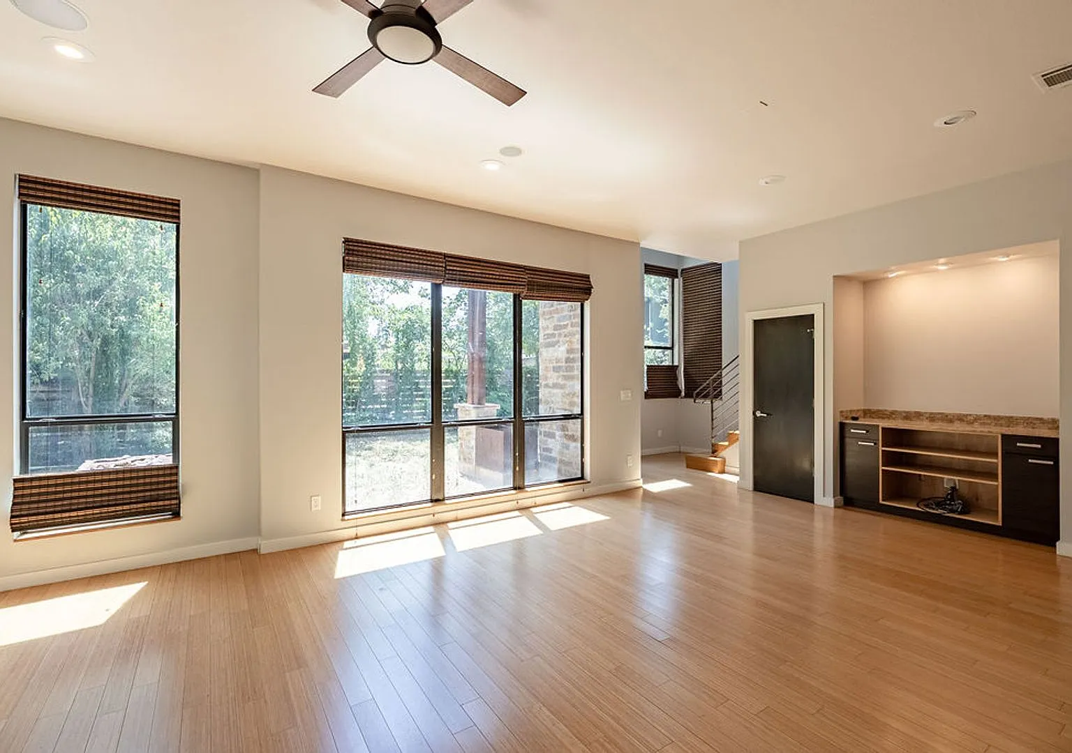 Elegant 3-Bedroom Residence in Coveted Travis Heights — Photo 4