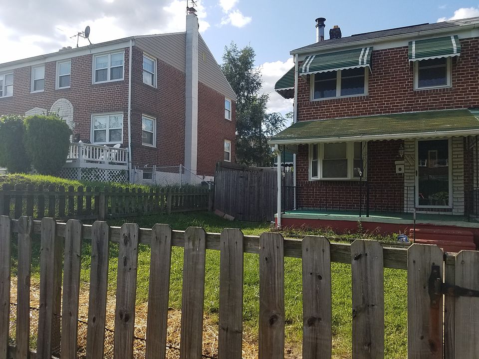 Large front fenced yard with access to side/ backyard.