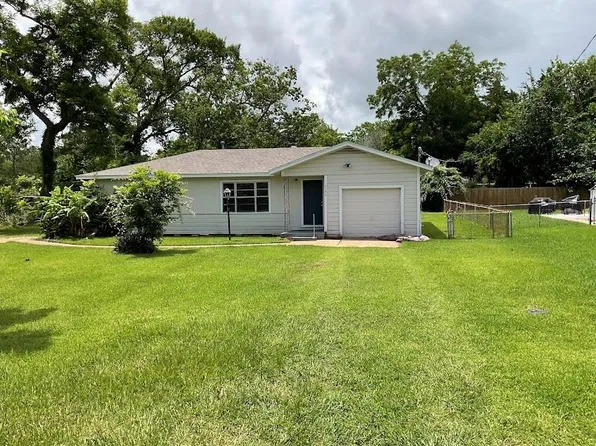 1156 2nd St, Clute, TX 77531